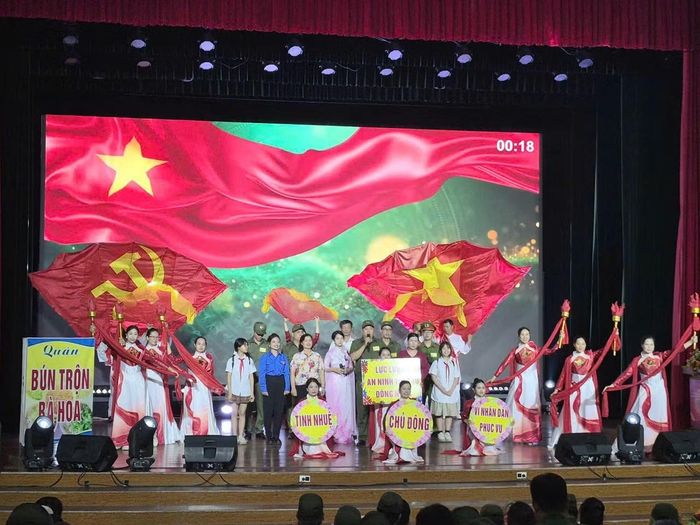  Phần chào hỏi hấp dẫn của đội thi phường Đông Ngạc. 