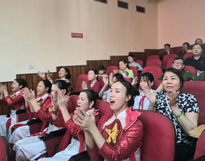 Hội trường trường Đại học Văn hóa Hà Nội bùng nổ trong tiếng hò reo cổ vũ của khán giả.
