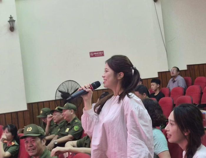 Nhiều khán giả trẻ cũng hào hứng xung phong tham gia trả lời câu hỏi, giao lưu tại hội thi.