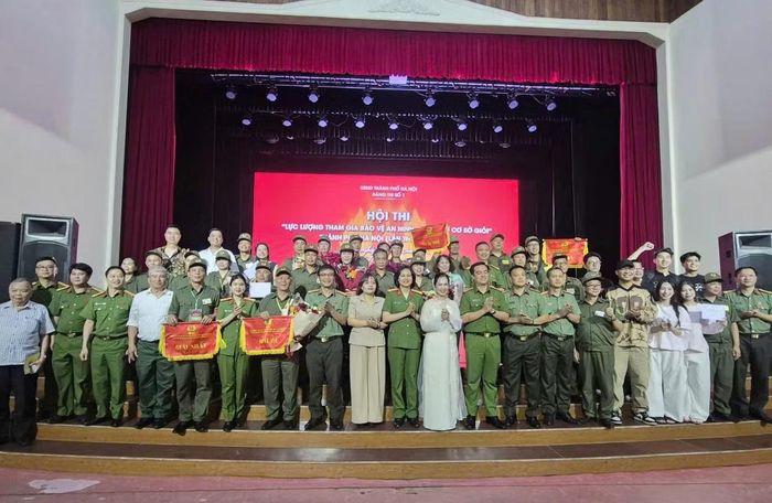 Các đại biểu chúc mừng các đội thi