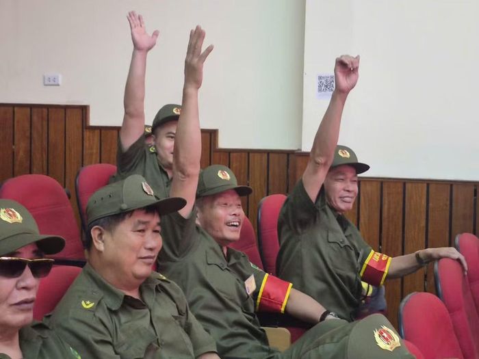 Các thành viên lực lượng bảo vệ ANTT ở cơ sở hào hứng tham gia trả lời câu hỏi giao lưu tại hội thi.