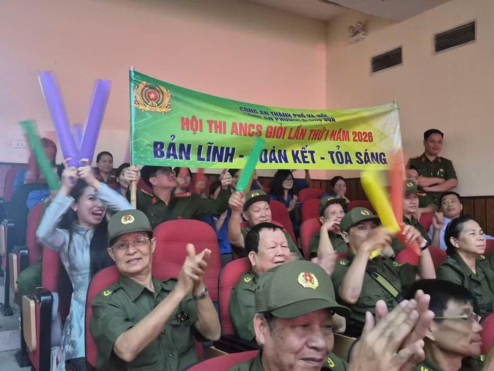 Khán giả và thành viên tổ bảo vệ ANTT ở cơ sở các phường reo hò, vỗ tay, cổ động cho hội thi.
