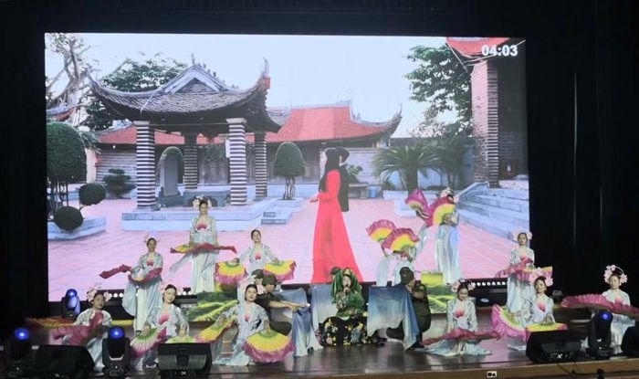 Phần thi chào hỏi giàu bản sắc của đội thi phường Đông Ngạc.