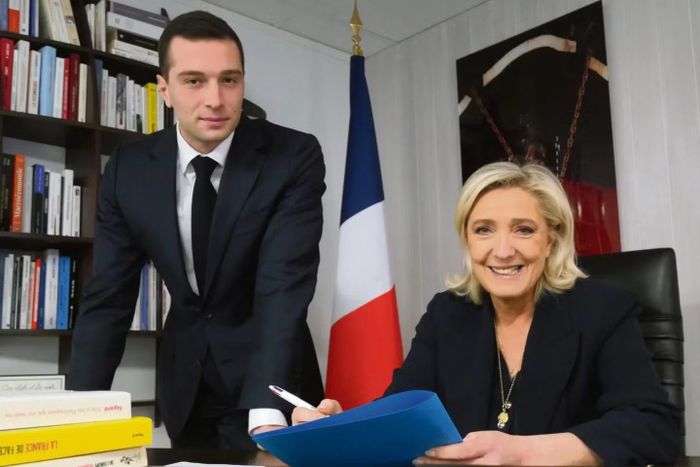 Ông Jordan Bardella từng là học trò của bà Marine Le Pen, lãnh đạo phe cực hữu tại Pháp. Ảnh: JDD