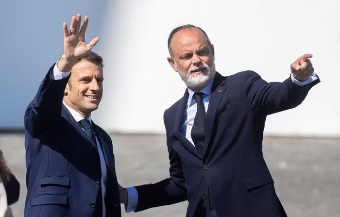 Cựu Thủ tướng Édouard Philippe (bên phải) có vị thế tốt nhưng đang vướng vào một cuộc điều tra. Ảnh: MaxPP