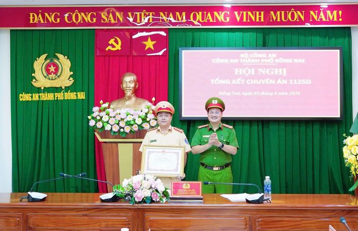 Thừa ủy quyền, Đại tá Trần Anh Sơn, Phó Giám đốc Công an thành phố trao tặng Bằng khen của Chủ tịch UBND thành phố cho tập thể Trạm CSGT Đồng Phú vì có thành tích xuất sắc trong đấu tranh Chuyên án.