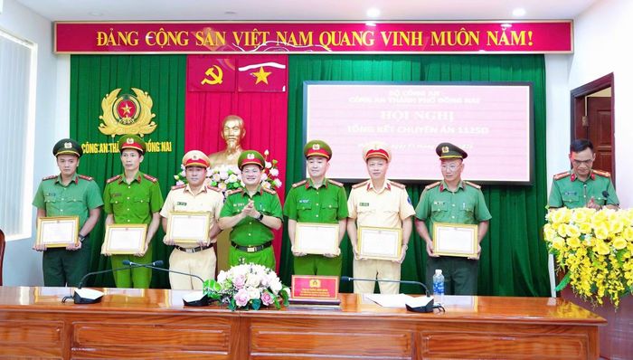 Thừa ủy quyền, Đại tá Trần Anh Sơn, Phó Giám đốc Công an thành phố trao tặng Bằng khen của Chủ tịch UBND thành phố và Giám đốc Công an thành phố cho các tập thể, cá nhân có thành tích xuất sắc trong đấu tranh Chuyên án.