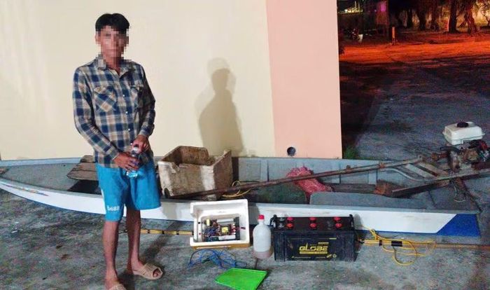 Đối tượng dùng kích điện đánh bắt thủy sản bị Công an xã U Minh Thượng bắt quả tang.