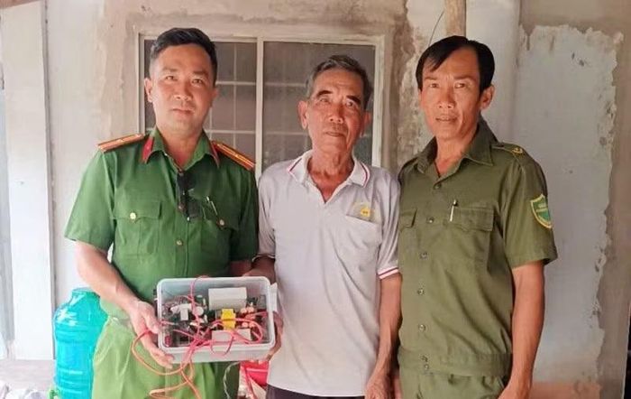 Công an tỉnh An Giang vận động người dân giao nộp công cụ kích điện.