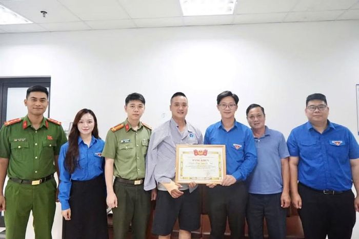 Lãnh đạo Thành đoàn Hải Phòng thăm, động viên và trao Bằng khen tặng Đại úy Nguyễn Đức Thịnh tại bệnh viện.