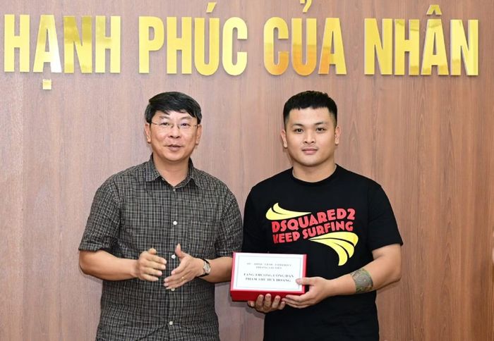 Lãnh đạo phường Gia Viên tặng quà, biểu dương hành động dũng cảm của công dân Phạm Thế Huy Hoàng (phải).