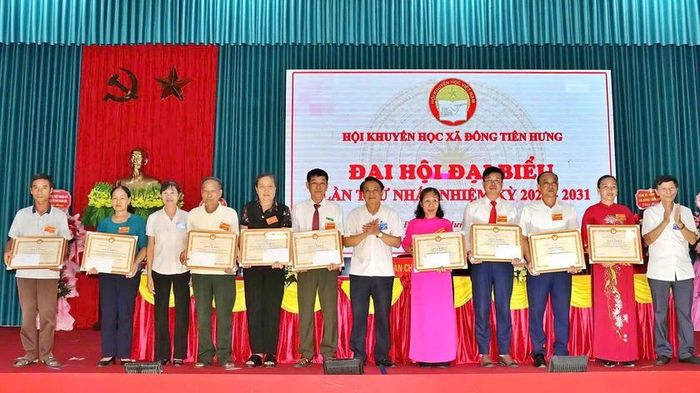 Hội Khuyến học tỉnh Hưng Yên khen thưởng 10 tập thể, cá nhân có thành tích xuất sắc trong phong trào khuyến học, khuyến tài, xây dựng xã hội học tập.