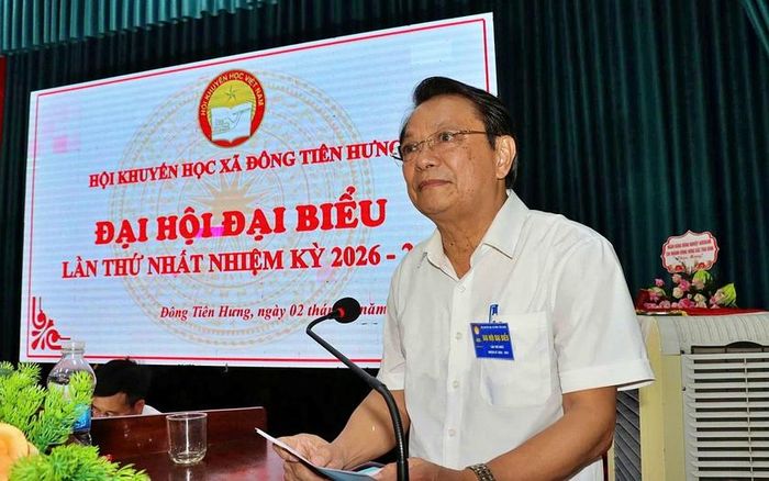 Phó Chủ tịch Hội Khuyến học Hưng Yên Bùi Trọng Trâm tặng hoa và phát biểu chỉ đạo Đại hội.