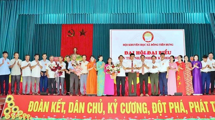 Lãnh đạo Hội Khuyến học tỉnh và lãnh đạo xã Đông Tiên Hưng tặng hoa chúc mừng Ban Chấp hành Hội Khuyến học xã nhiệm kỳ 2026-2031.