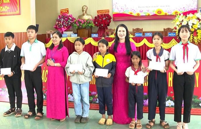 Lãnh đạo Hội Khuyến học tỉnh Lâm Đồng trao học bổng cho học sinh tiêu biểu xã Trường Xuân.