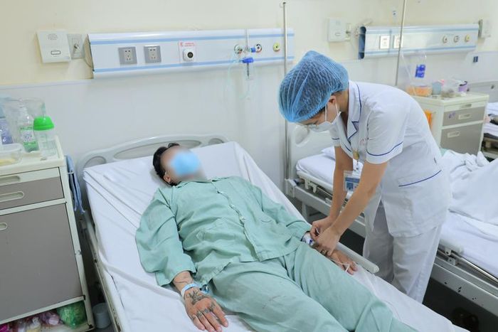 Bệnh nhân được chăm sóc sau ca phẫu thuật thành công.