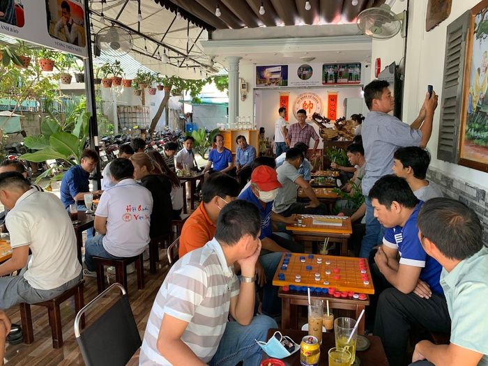 Các quán cà phê kiêm hội cờ tướng vẫn thu hút sự giao lưu giữa các thế hệ