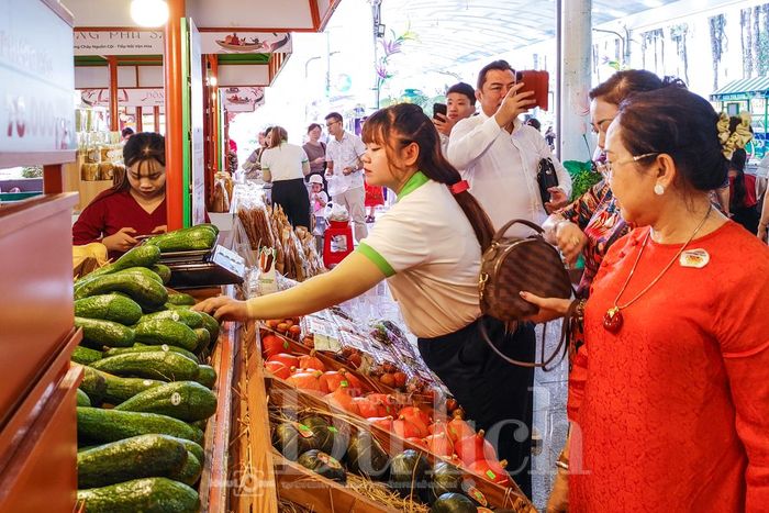 Khung cảnh sôi động tại Lễ hội Trái cây Nam Bộ năm 2026 tại Khu du lịch văn hóa Suối Tiên (TP.HCM). Ảnh: Hữu Long.