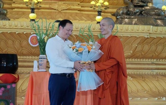 Thiếu tướng Nguyễn Đình Chiến đại diện đoàn công tác Tập đoàn Viettel tặng hoa chúc mừng sinh nhật Đại đức Thích Thiện Ngọc tại chùa Đại Phước Việt Nam (Myanmar).