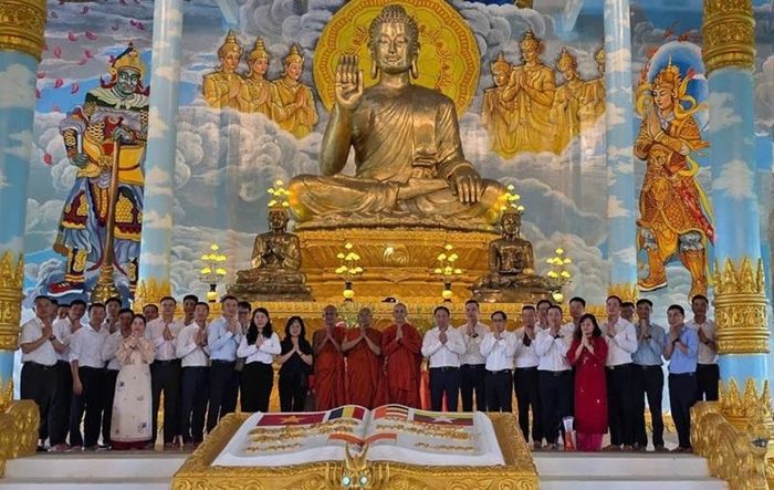 Đoàn công tác Tập đoàn Công nghiệp - Viễn thông Quân đội (Viettel) và Công ty Viễn thông Mytel Myanmar chụp ảnh lưu niệm cùng Đại đức Thích Thiện Ngọc tại chùa Đại Phước Việt Nam, Myanmar, ngày 01/06/2026.