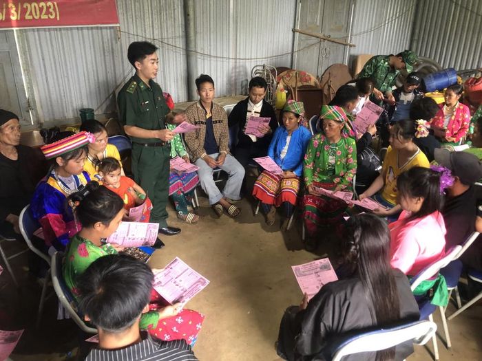 Phụ nữ dân tộc Mông, xóm Lũng Mần, xã Cốc Pàng tích cực học tập ứng dụng chuyển đổi số trên điện thoại thông minh do cán bộ, chiến sĩ Đồn Biên phòng Cốc Pàng hỗ trợ, hướng dẫn.