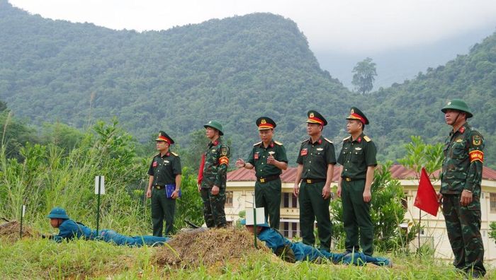 Đại tá Đặng Văn Tuân, Phó Tham mưu trưởng Quân khu kiểm tra huấn luyện dân quân tự vệ tại Ban Chỉ huy phòng thủ Khu vực 1 - Trường Hà.