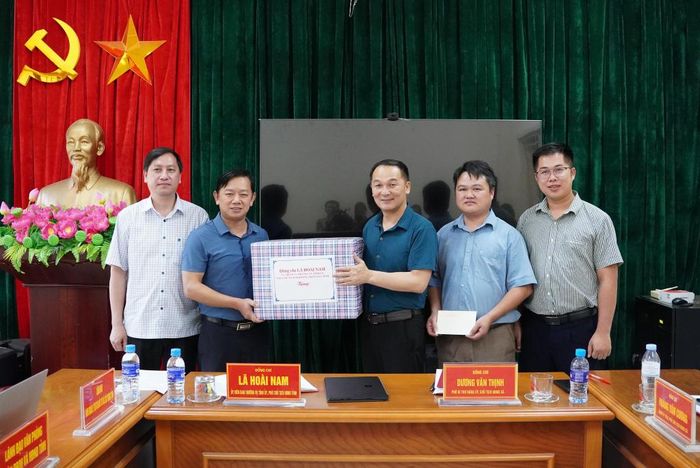 Phó Chủ tịch HĐND tỉnh Lã Hoài Nam tặng quà chính quyền xã Tổng Cọt.