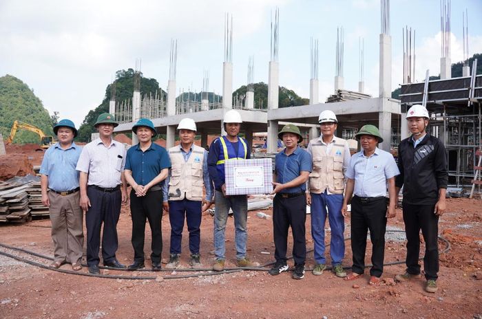 Phó Chủ tịch HĐND tỉnh Lã Hoài Nam tặng quà động viên các đơn vị thi công Trường phổ thông nội trú liên cấp Tiểu học và THCS Tổng Cọt.