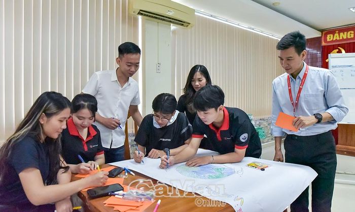 Anh Vũ Trung Tuấn, Cán bộ điều phối Tổ chức SCI (bìa phải), hướng dẫn HSSV cách tư duy tự học.