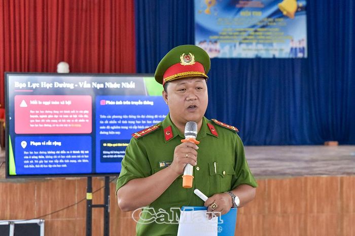 Đại úy Quách Tuấn Anh, Bí thư Chi đoàn Công an xã Thới Bình, truyền thông từ những clip để phòng, chống bạo lực học đường.