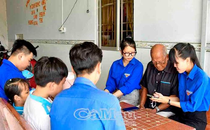 Tổ công nghệ số cộng đồng xã Tân Lộc hướng dẫn người dân cài đặt các ứng dụng tiện ích và tham gia vào các nhóm tương tác của địa phương.