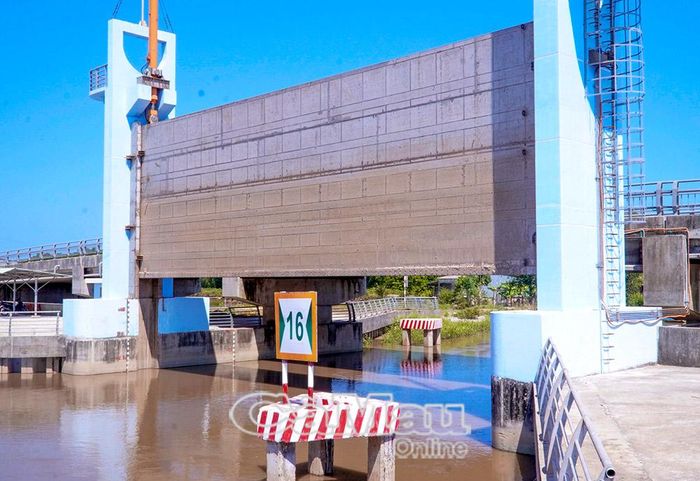Chi cục Thủy lợi tỉnh đã và đang tiếp tục kiểm tra hệ thống đê bao, bờ bao, cống, các khu vực có nguy cơ sạt lở... để chủ động gia cố cũng như cảnh báo kịp thời, nhằm bảo vệ sản xuất và tài sản của người dân.