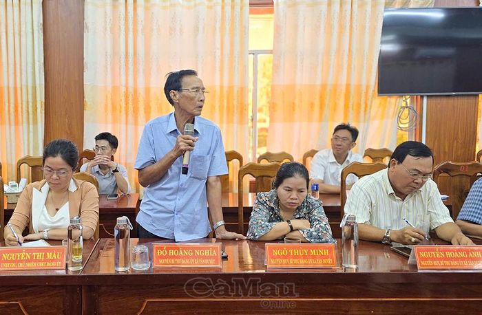  Đồng chí Đỗ Hoàng Nghĩa, nguyên Bí thư Đảng ủy xã Tân Duyệt, phát biểu tại hội nghị.
