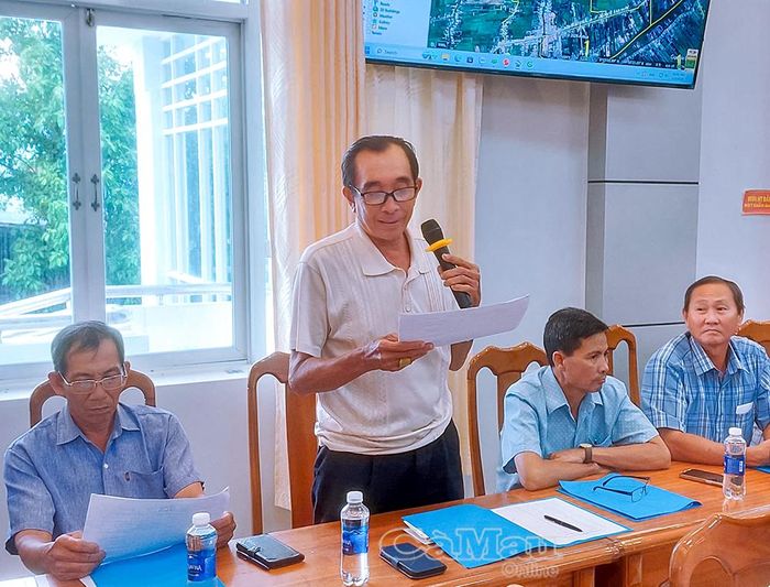 Đồng chí Nguyễn Việt Hùng, Bí thư Chi bộ Ấp 8, đóng góp ý kiến về việc phân chia diện tích và địa giới hành chính giữa các ấp sau sắp xếp.