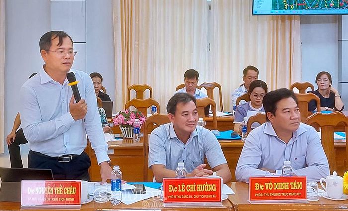Đồng chí Nguyễn Thế Châu, Bí thư Đảng ủy, Chủ tịch HĐND Xã Trần Văn Thời, phát biểu tại hội nghị.