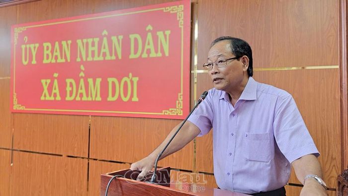 Đồng chí Huỳnh Văn Hiền, Bí thư Đảng ủy, Chủ tịch HĐND xã Đầm Dơi, tiếp thu các ý kiến đóng góp.