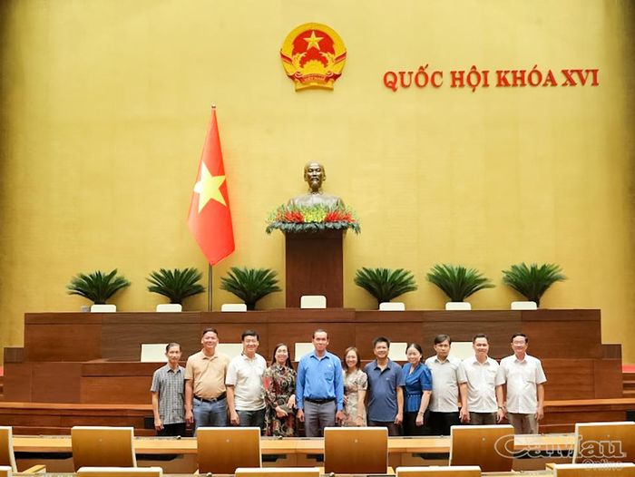 Đoàn công tác LĐLĐ tỉnh Cà Mau chụp ảnh lưu niệm tại Hội trường Diên Hồng, Nhà Quốc hội.