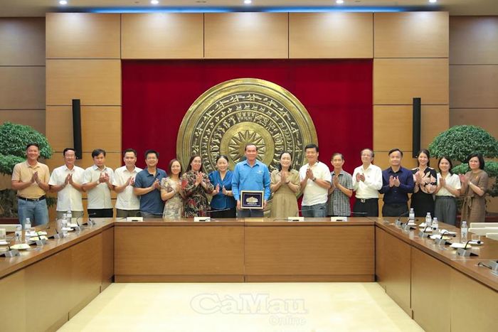  Dịp này, Phó Chủ tịch Hội đồng Dân tộc Trần Thị Hoa Ry đã trao tặng quà lưu niệm và cùng đoàn chụp ảnh ghi nhớ chuyến thăm ý nghĩa.