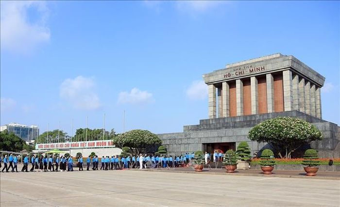 Đoàn đại biểu Công đoàn Việt Nam vào Lăng viếng Chủ tịch Hồ Chí Minh. (Ảnh: TUẤN ANH/TTXVN)