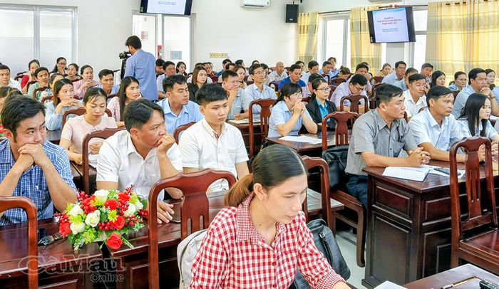 Các đại biểu nghiêm túc tiếp thu nội dung tập huấn.