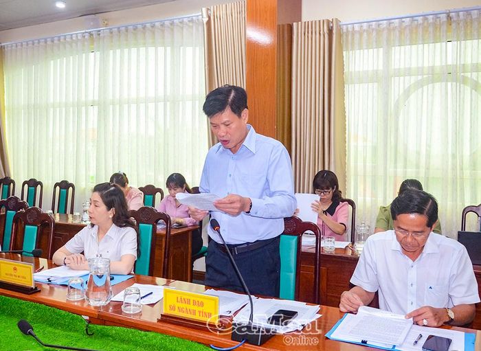  Ông Nguyễn Tấn Lực, Phó Giám đốc Sở Y tế trình bày dự thảo nghị quyết sửa đổi, bổ sung quy định về giá dịch vụ khám bệnh, chữa bệnh.