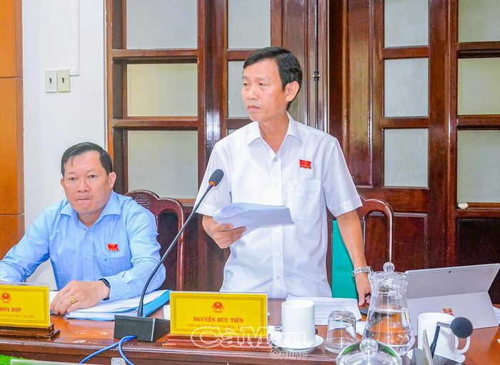  Ông Nguyễn Đức Tiến, Phó Trưởng ban Văn hóa - Xã hội HĐND tỉnh góp ý về dự thảo quy định hỗ trợ xây mới, sửa chữa mộ liệt sĩ.