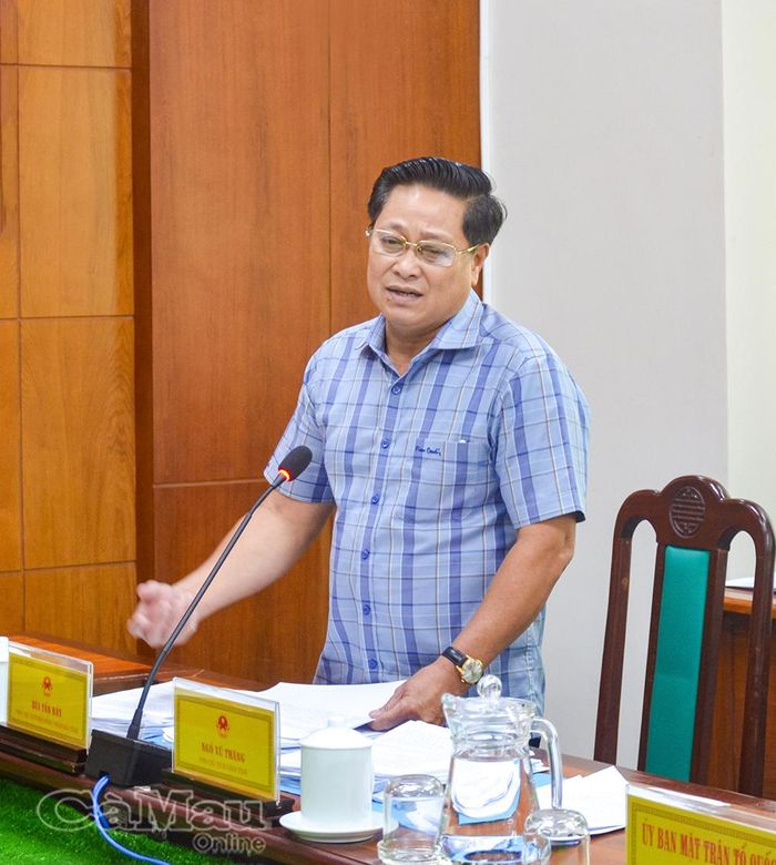 Đồng chí Bùi Tấn Bảy, Phó Chủ tịch HĐND tỉnh Cà Mau phát biểu góp ý các dự thảo nghị quyết tại hội nghị.