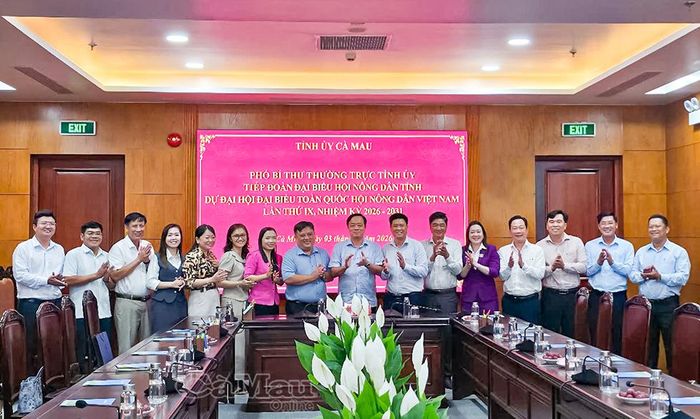 Phó Bí thư Thường trực Tỉnh ủy Huỳnh Quốc Việt chụp ảnh lưu niệm cùng Đoàn đại biểu Hội Nông dân tỉnh Cà Mau.