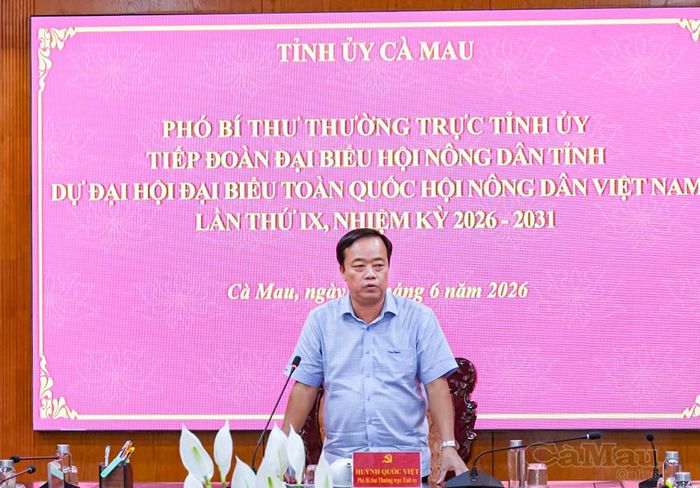 Phó Bí thư Thường trực Tỉnh ủy Huỳnh Quốc Việt gợi ý một số vấn đề Đoàn đại biểu Hội Nông dân tỉnh Cà Mau đóng góp ý kiến tại đại hội.