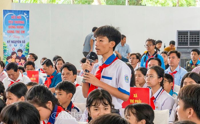  Em Lê Hoàng Long, lớp 8A6, Trường THCS Nguyễn Thiện Thành nêu ý kiến về việc tăng cường các lớp dạy bơi miễn phí cho trẻ em vùng nông thôn.