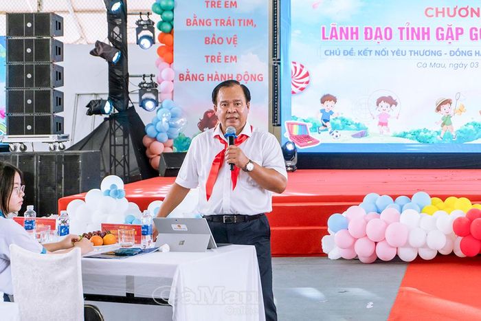  Đồng chí Nguyễn Minh Luân, Ủy viên Ban Thường vụ Tỉnh ủy, Phó Chủ tịch UBND tỉnh phát biểu tại chương trình gặp gỡ trẻ em năm 2026.