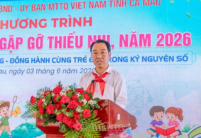 Đồng chí Lữ Quang Ngời, Phó Bí thư Tỉnh ủy, Chủ tịch UBND tỉnh phát biểu tại buổi gặp gỡ trẻ em.