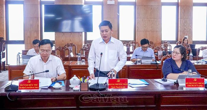  Đồng chí Hoàng Phương Thảo, Chánh Thanh tra tỉnh phát biểu tại buổi làm việc.