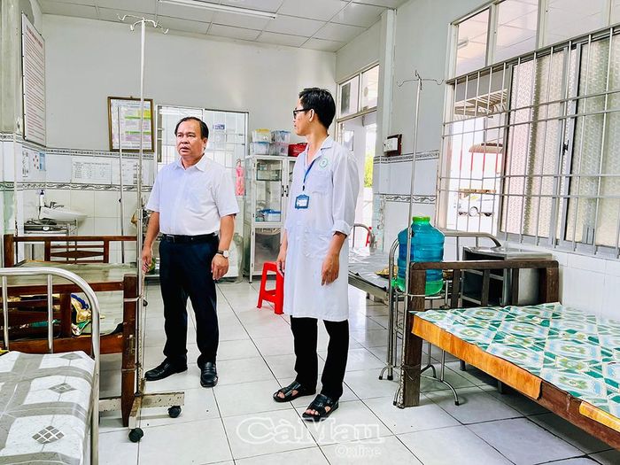 Phó Chủ tịch UBND tỉnh Nguyễn Minh Luân kiểm tra phòng lưu bệnh của Trạm Y tế xã Vĩnh Phước.